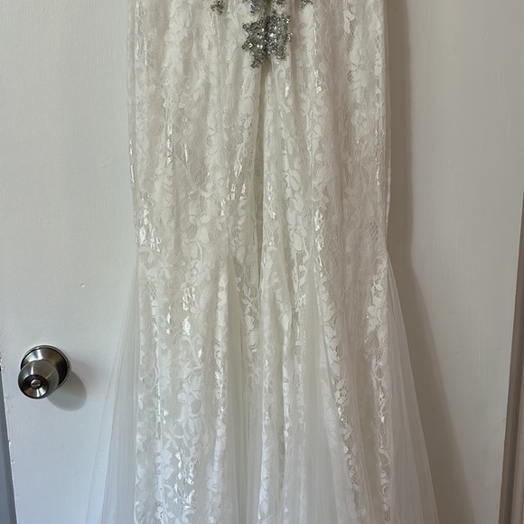 Cinderella Divinie White lace crystal embellished upper gown size 6 women’s - Picture 10 of 16